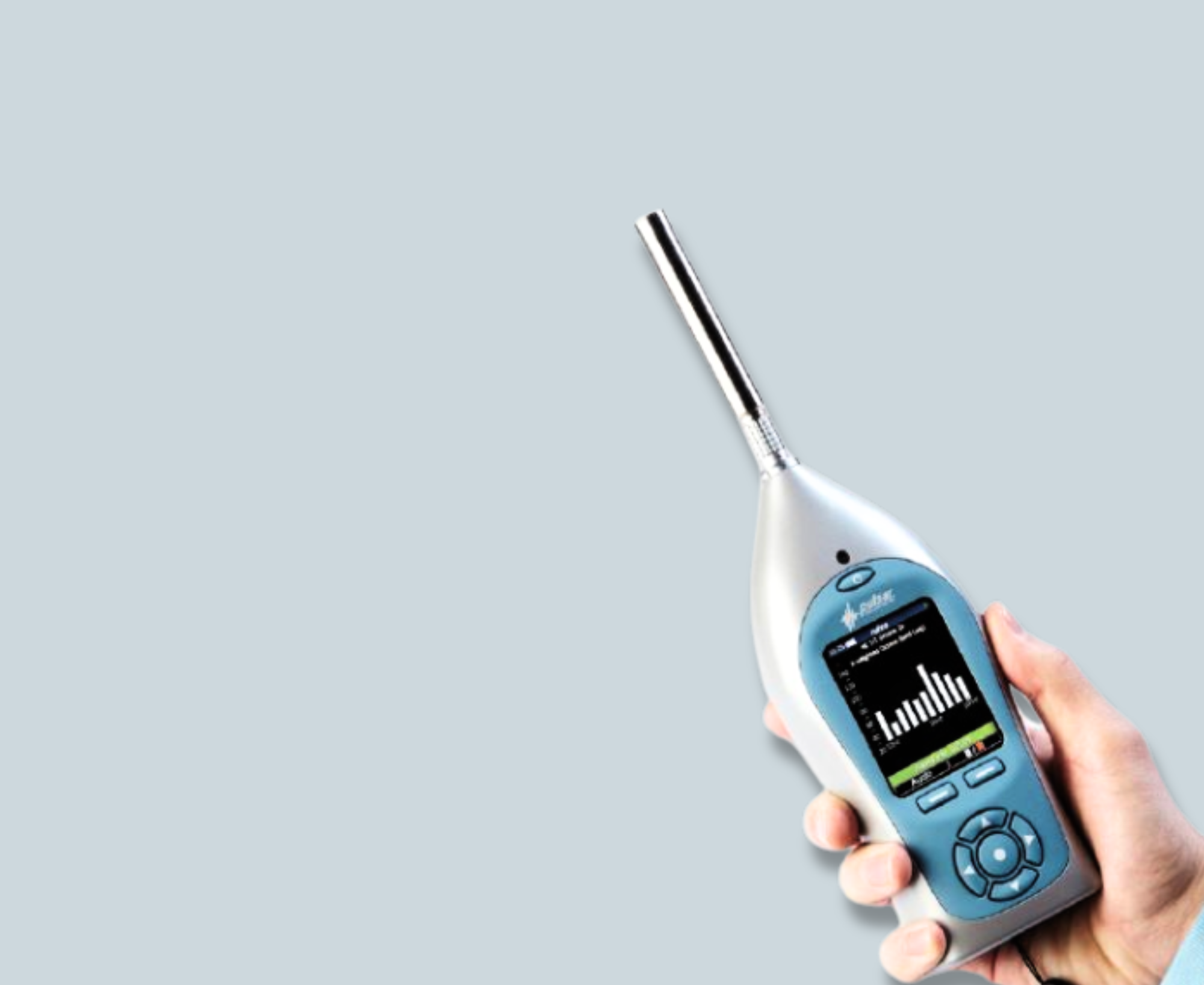 Pulsar Nova Schallpegelmesser in einer Hand mit grafischer Messwertanzeige